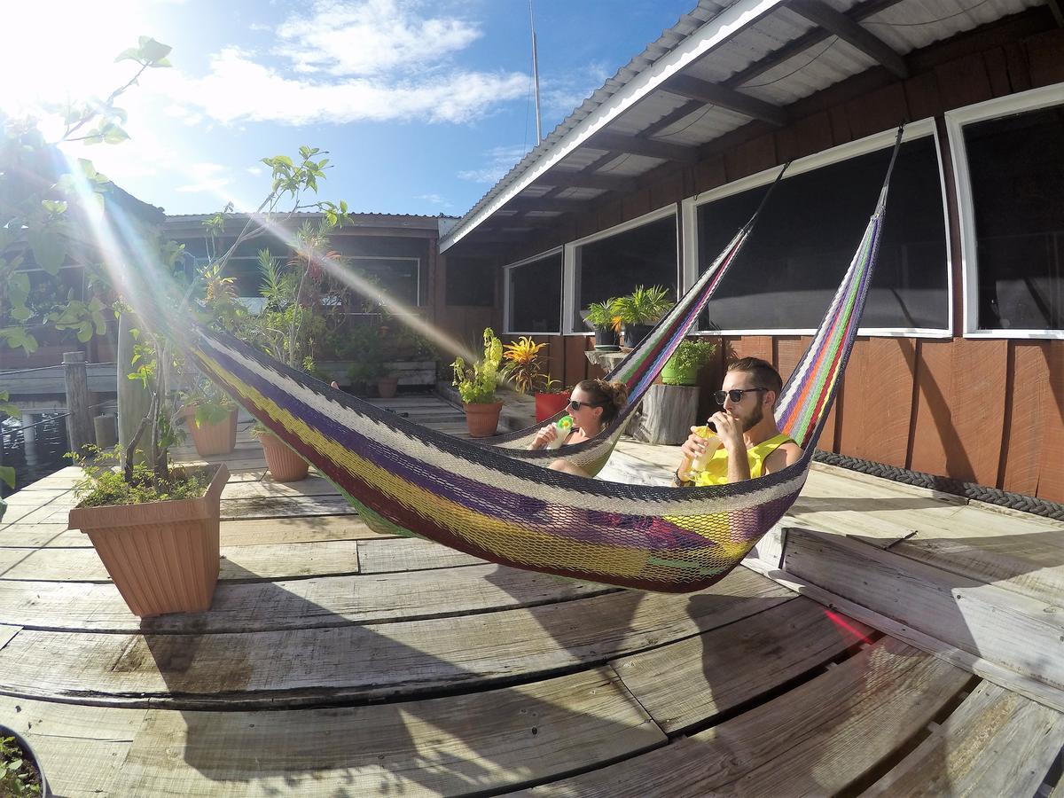Utila Lodge Екстериор снимка